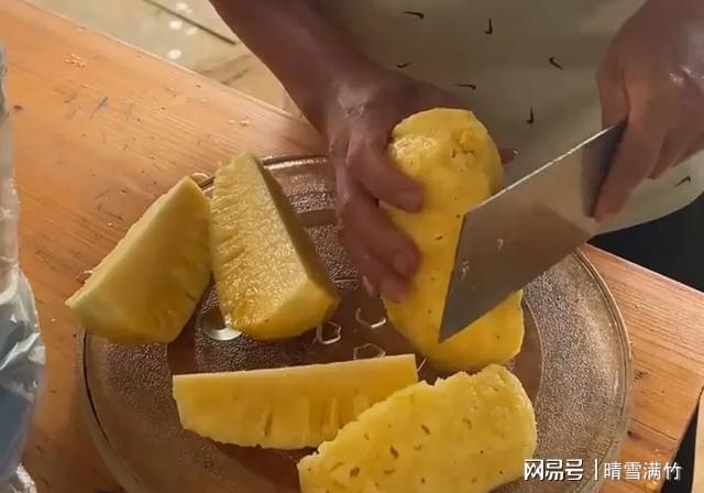 30℃高温全红婵父切凤梨老家3层别墅施工引关注