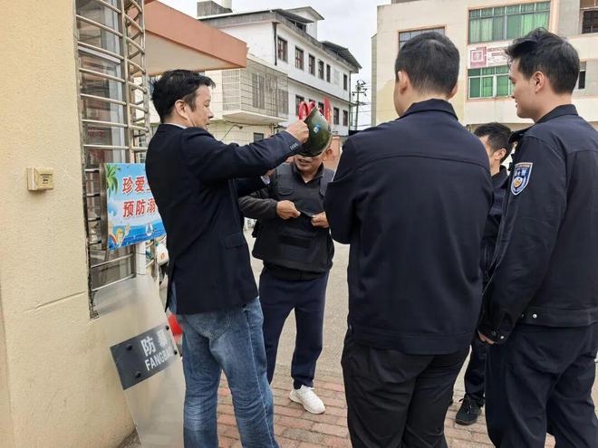 以练筑防守护童真——华溪小学开展防暴演练