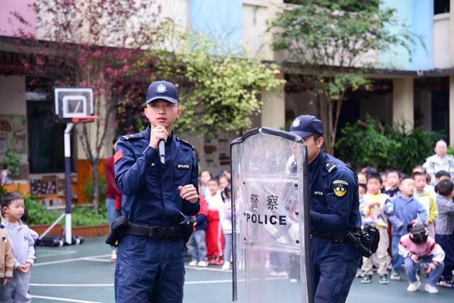重庆云阳公安走进校园开展反恐防暴应急演练